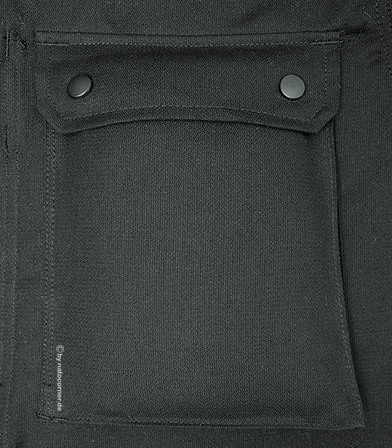 die Brusttasche....nach oben zulaufende, nach unten ausgestellteForm